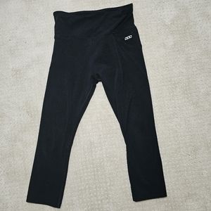 Lorna Jane 3/4 length crop leggings black size s